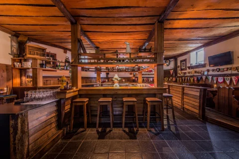 Rustikale Hotelbar im Schlosshotel